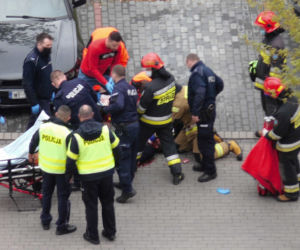 Zakrwawiony mężczyzna napadł na policjantów 