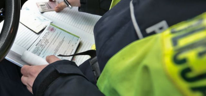 Prawo jazdy zmiany 2018: jak będą wyglądać nowe dokumenty? Policjant nie dowie się, gdzie mieszkasz 