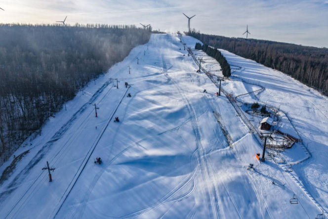 W Łódzkiem jak w Białce Tatrzańskiej. Góra Kamieńsk szykuje się na otwarcie sezonu