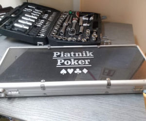 Zestaw do pokera i skrzynka na narzędzia