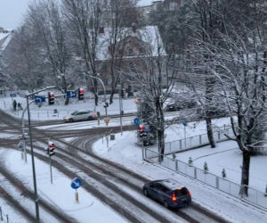 Warmia i Mazury zasypane śniegiem. Na drogach trudne warunki