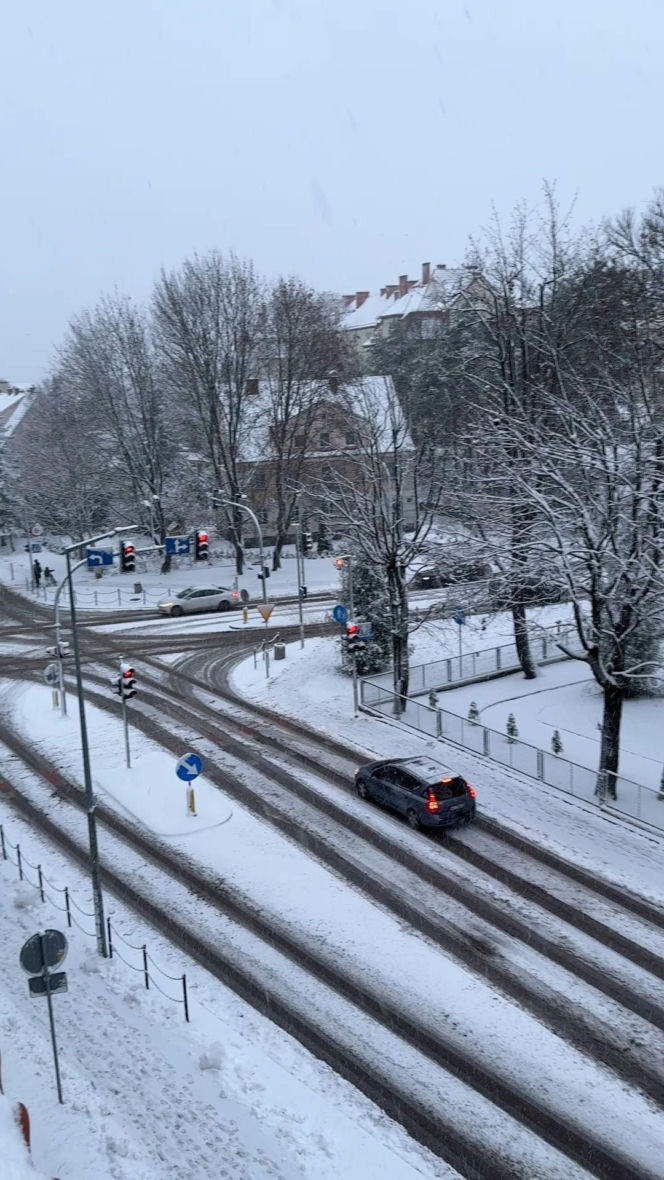 Warmia i Mazury zasypane śniegiem. Na drogach trudne warunki