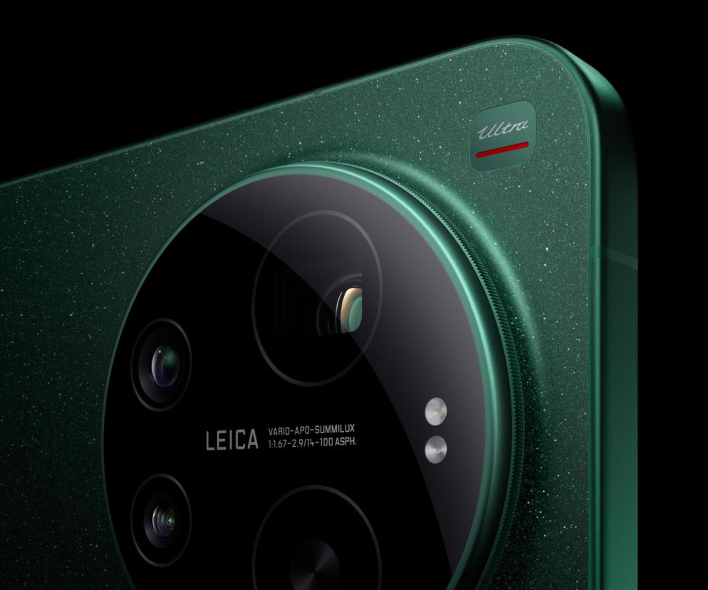 Smartfon Xiaomi 17 Ultra w kolorze zielonym z zaawansowanym systemem aparatów Leica. Widoczne obiektywy, napis LEICA VARIO-SUMMILUX oraz oznaczenie Ultra, wskazujące na flagowy model, o którym więcej przeczytasz na Super Biznes.