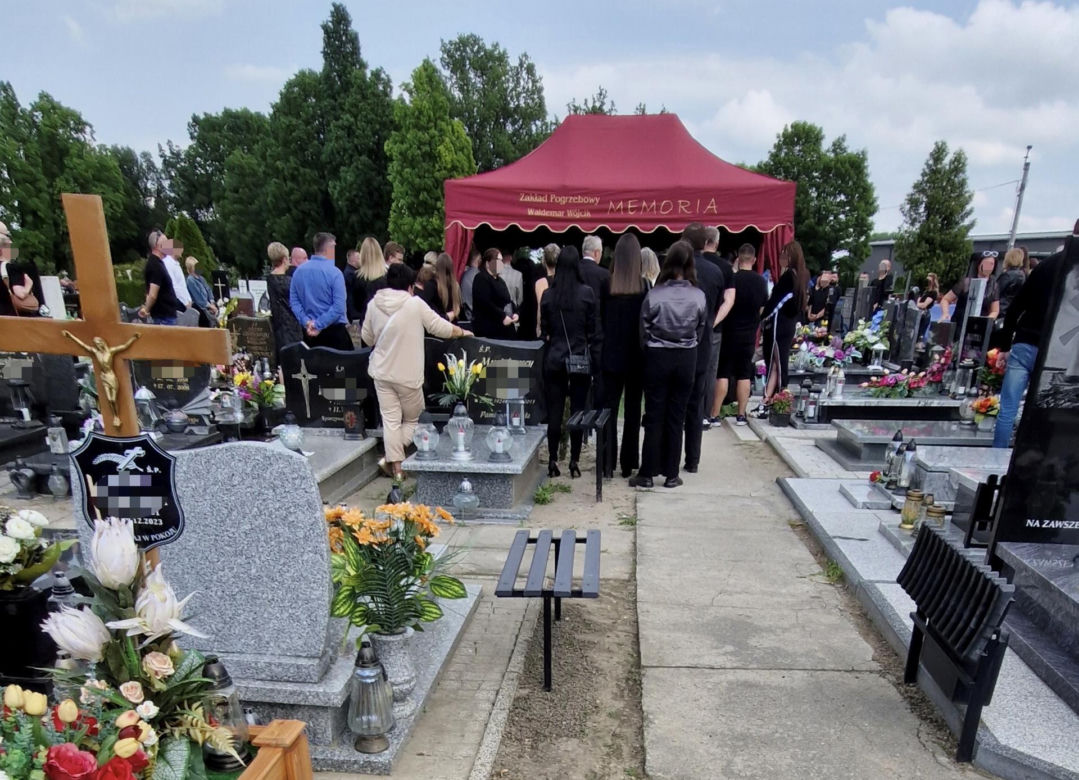 Przejmujący pogrzeb Michała w Inowrocławiu. Bliscy pożegnali 27-latka, który zmarł po policyjnej interwencji
