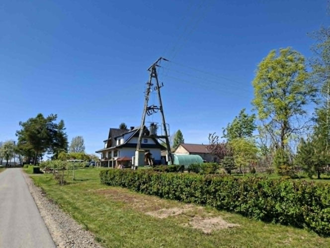Jeżów. Ta świętokrzyska wieś powstała w XII wieku. Niewielu wie, że była częścią niezwykłej wymiany między zakonnikami. Jak wygląda dziś?