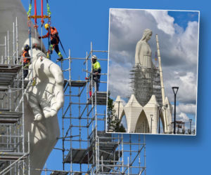 Cudem przeżył operację. Teraz buduje gigantyczny pomnik