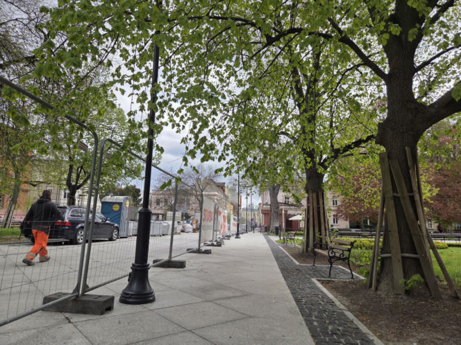 Nowe oblicze placu Wolności. Kwiaciarnie już zamontowane, koniec prac coraz bliżej