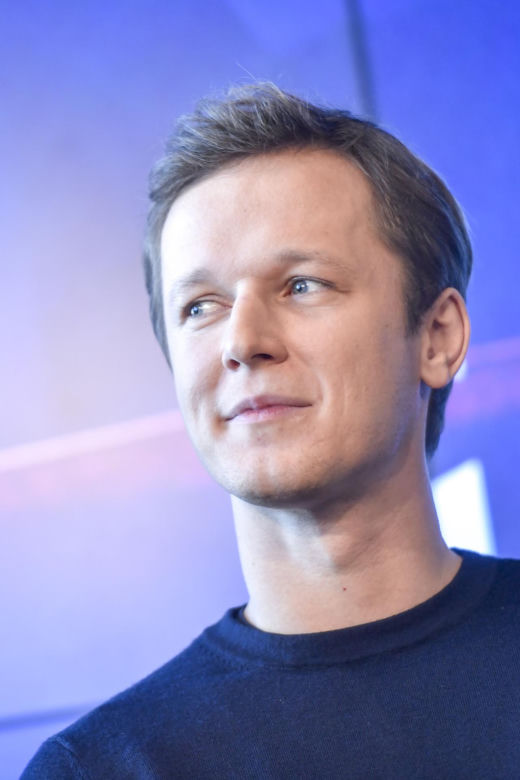 Filip Pławiak kiedyś i dziś. Tak przez lata zmieniał się ulubieniec widzów z serialu "Chyłka"