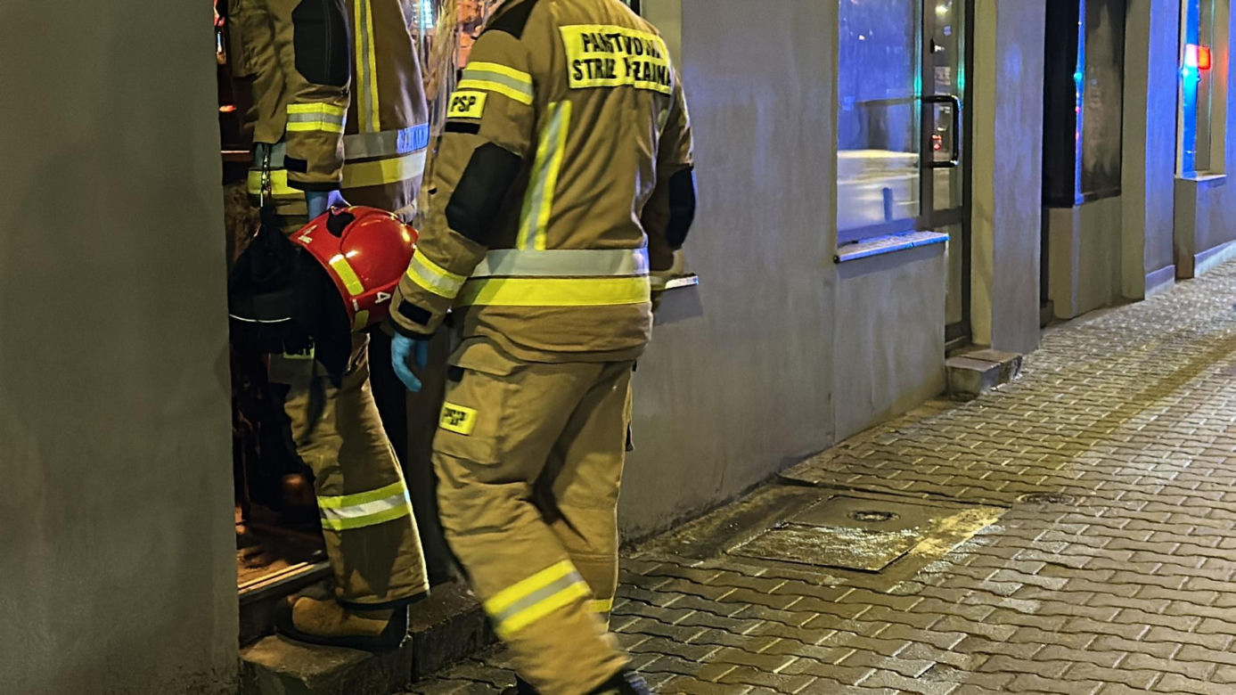 Spadł z drabiny i zginął. Tragiczny wypadek w pubie w Warszawie. Nie żyje 46-letni mężczyzna