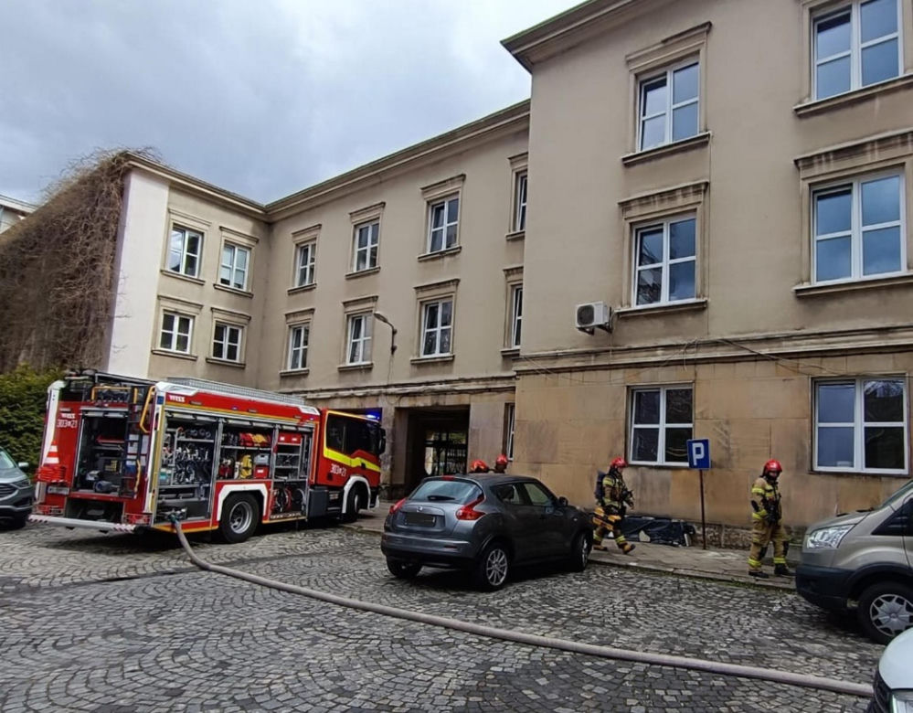 Dziwny incydent w szkole na Mokotowie. Rozgrzana do 400 st. C substancja i pilna ewakuacja szkoły