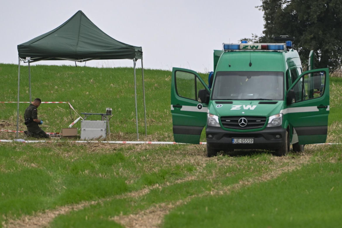Służby pracują w Choinach w pow. świdnickim. Znaleziono tam szczątki rakiety
