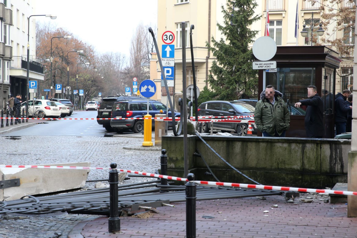 Ciężarówka zniszczyła zabytkową bramę wjazdową na teren Kancelarii Prezydenta