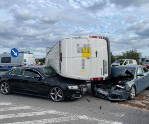 Obwodnica Ełku. Pojazd dostawczy przewrócił się na dwa auta samochodowe [ZDJĘCIA]