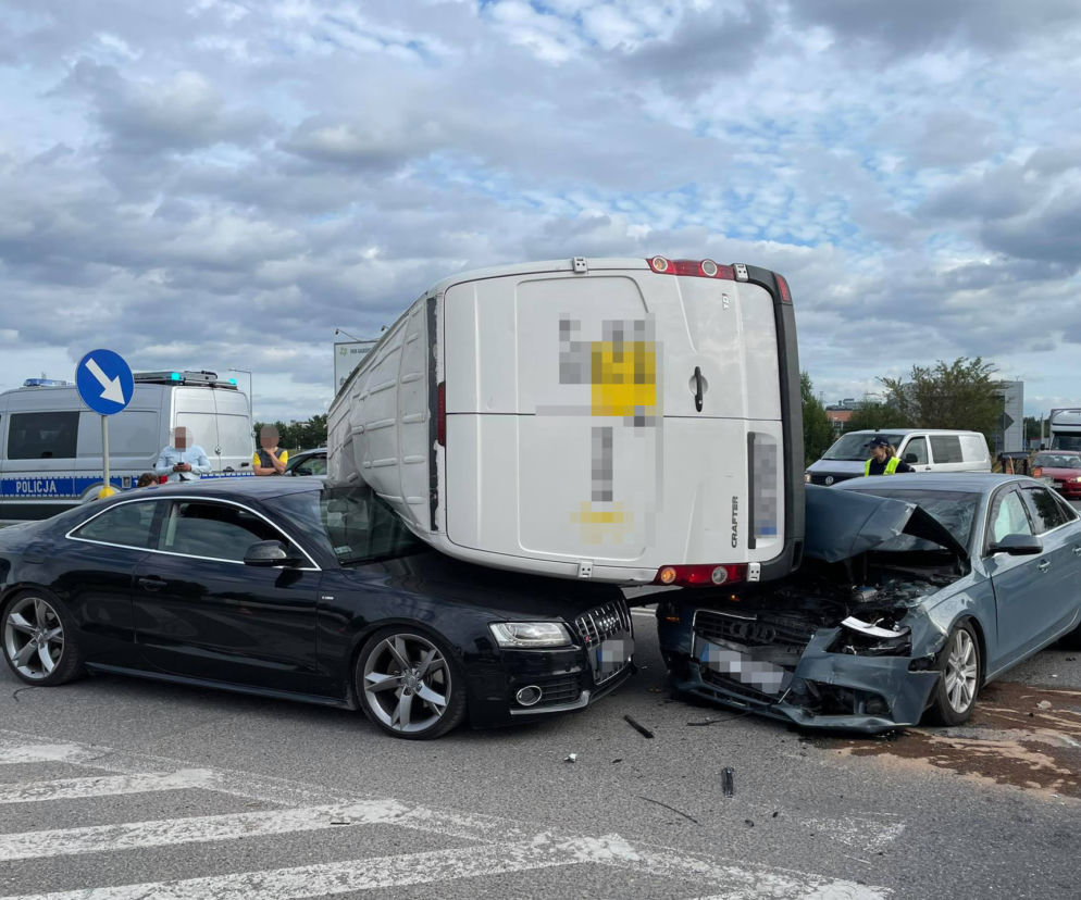 Obwodnica Ełku. Pojazd dostawczy przewrócił się na dwa auta samochodowe [ZDJĘCIA]