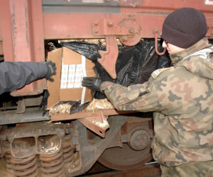 Wagon przemytników na granicy kraju