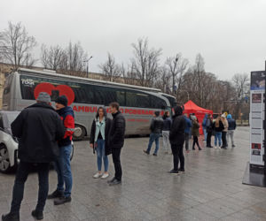 Oddaj krew, w zamian otrzymasz choinkę na święta [GALERIA]