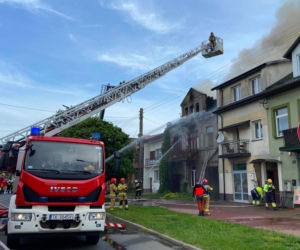 Poważny pożar domu w Ostrowcu Świętokrzyskim. Jedna osoba ranna, trwa akcja strażaków