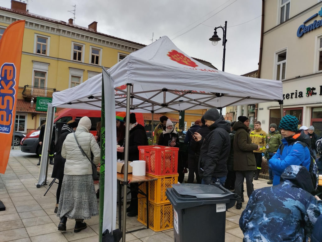 WOŚP 2024. Dziennikarze Radia ESKA rozgrzewają Tarnów pysznym żurkiem!
