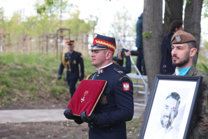 Polacy żegnają Łukasza Litewkę. Kondukt żałobny