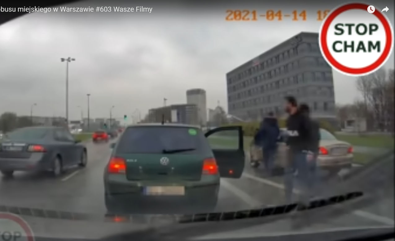 Kierowcy jaguara i autobusu urządzili sobie zapasy na ulicy