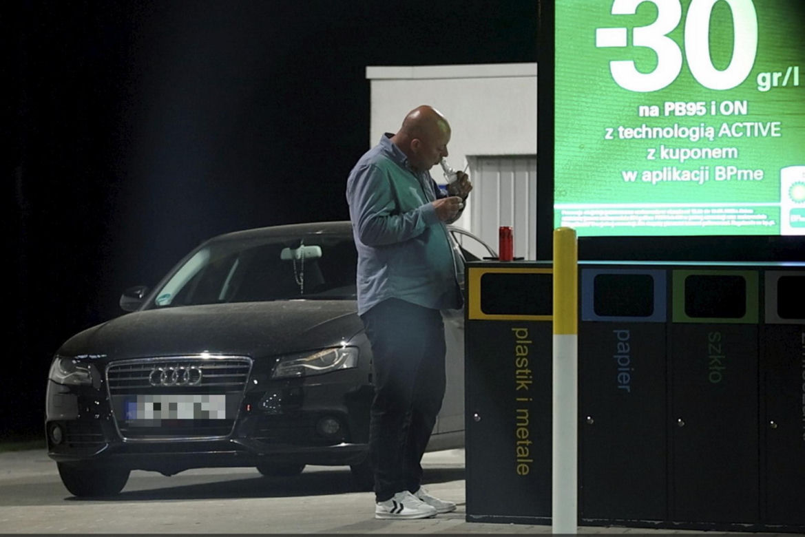 Wojciech Kowalczyk na stacji benzynowej [PAPARAZZI]