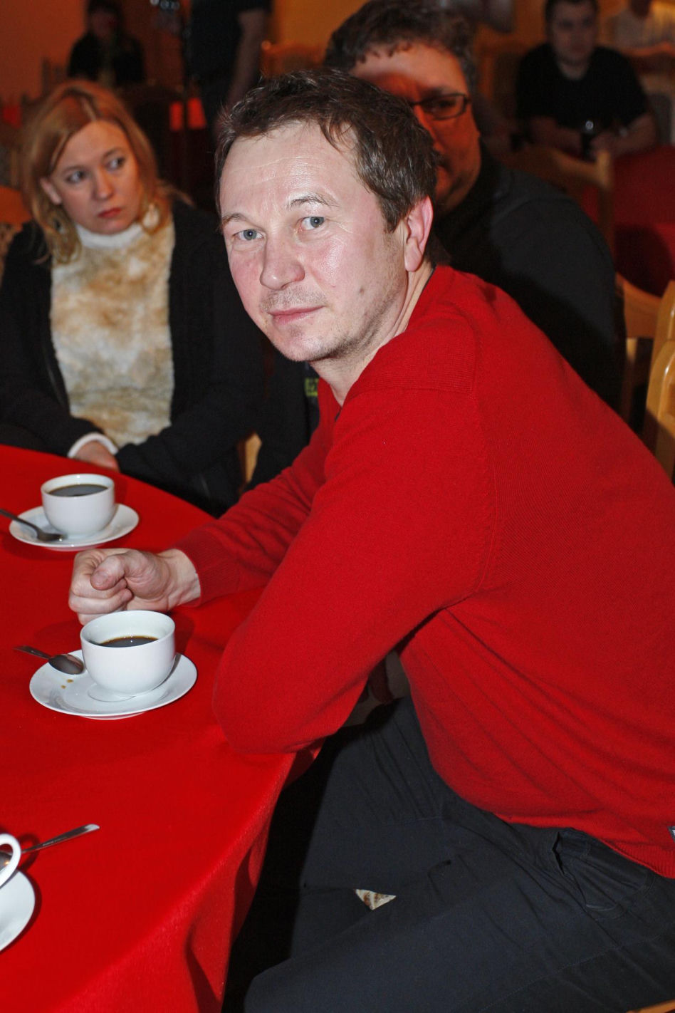 Piotr Cyrwus kiedyś i dziś. Tak przez lata zmieniał się aktor znany z roli Ryśka w "Klanie"
