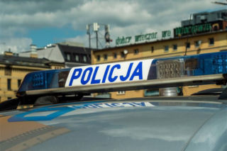 Z lodowatego mieszkania prosto do więzienia! Dzielnicowi pomogli 63-latkowi. Przy okazji odkryli, że jest poszukiwany