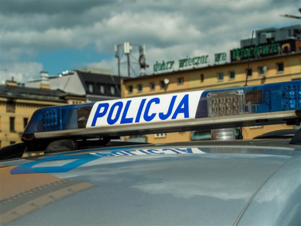 Z lodowatego mieszkania prosto do więzienia! Dzielnicowi pomogli 63-latkowi. Przy okazji odkryli, że jest poszukiwany