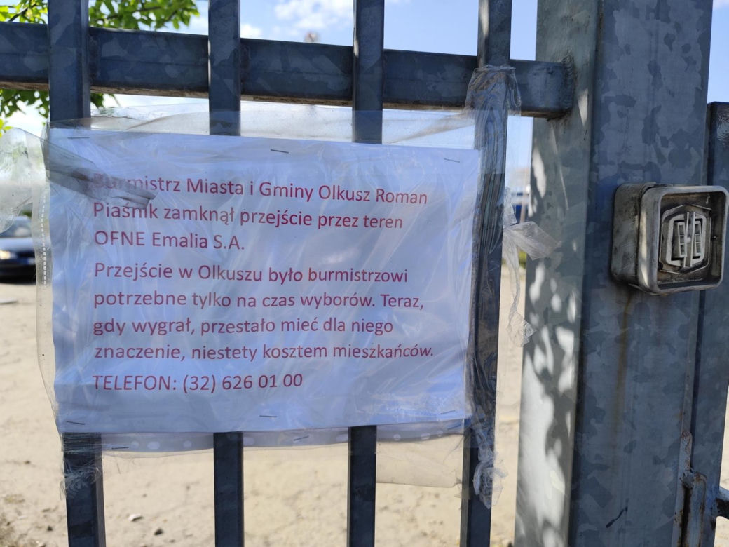 Wstyd i żenada w Olkuszu. Zamknęli mieszkańcom drogę
