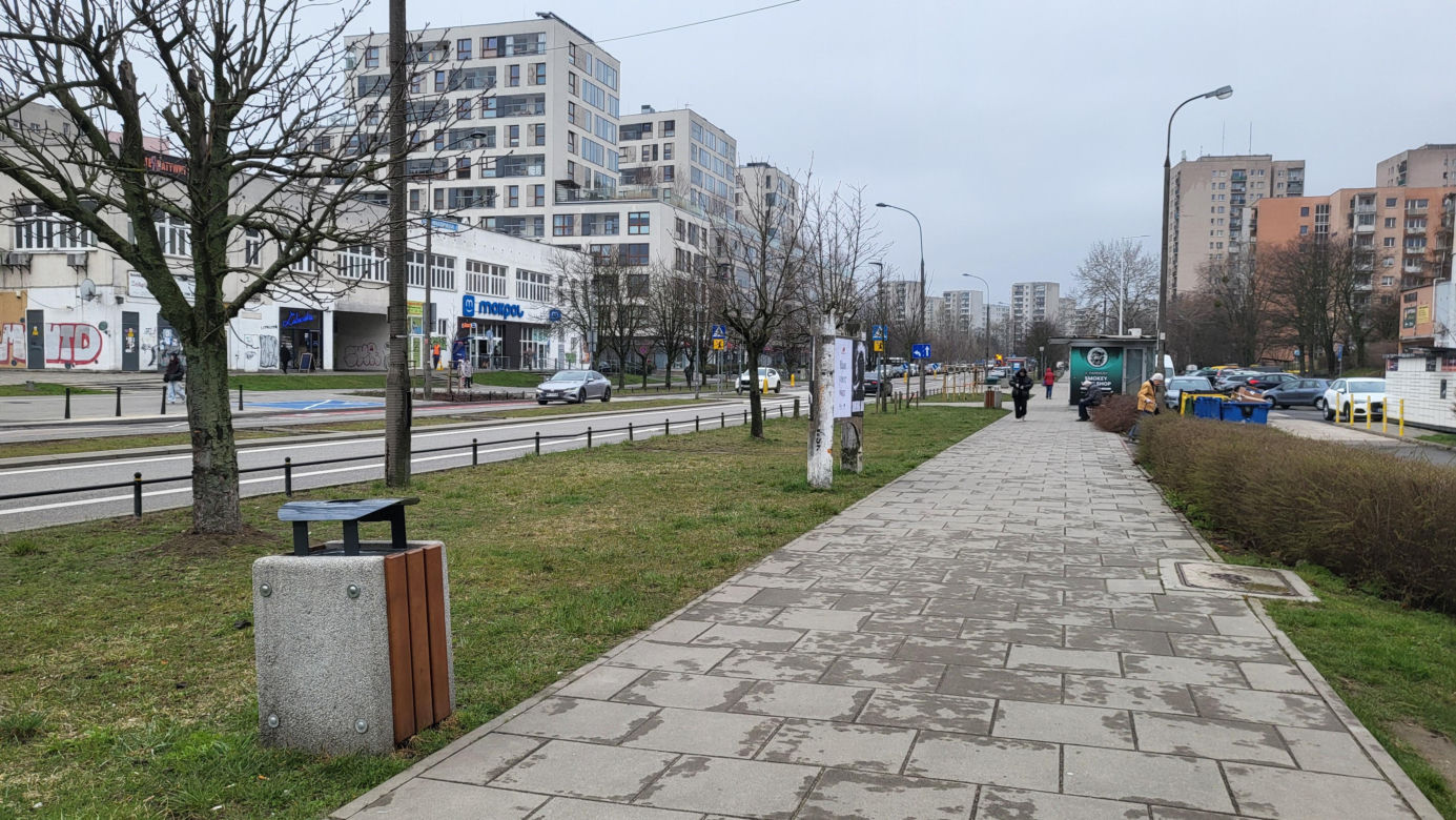 Zapadające się ławki na warszawskim Ursynowie (marzec 2025)