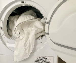 Kiedy kołdra traci puszystość, wrzucam ją do pralki i wlewam tylko 1 szklankę płynu rozpulchniającego. Po praniu wypełnienie jest puszyste jak chmurka. Pranie kołdry w pralce