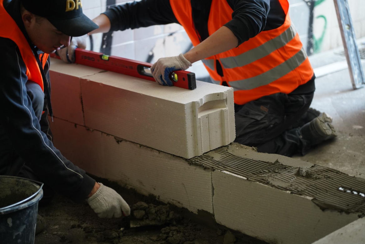 Służby murują niebezpieczne przejście podziemne na ul. Targowej na Pradze