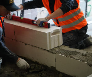 Służby murują niebezpieczne przejście podziemne na ul. Targowej na Pradze