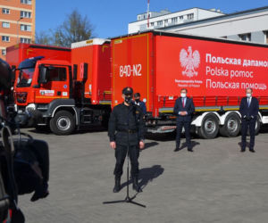 Polscy strażacy wywożą maseczki na wschód