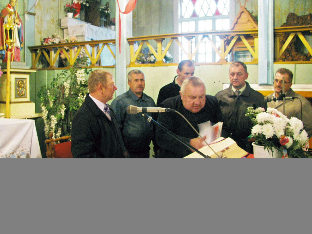 Parafianie wygnali księdza  z kościoła!