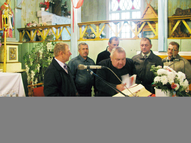 Parafianie wygnali księdza  z kościoła!
