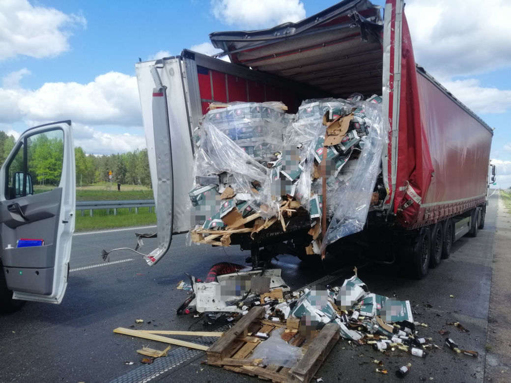 Wypadek na S8 pod Wyszkowem! Potężne zderzenie ciężarówek, busa i osobówki! Na miejscu śmigłowiec (ZDJĘCIA]