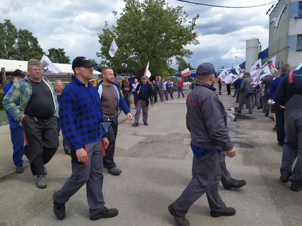 Trwa strajk generalny w Altrad Mostostal. Protestujących poparli związkowcy z Mostostalu Siedlce - zobacz zdjęcia!