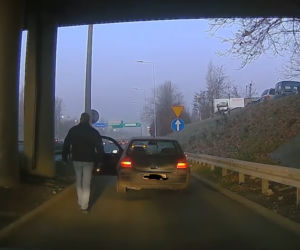 Na autostradzie cofali pod prąd. Bulwersujące nagranie prosto z Katowic