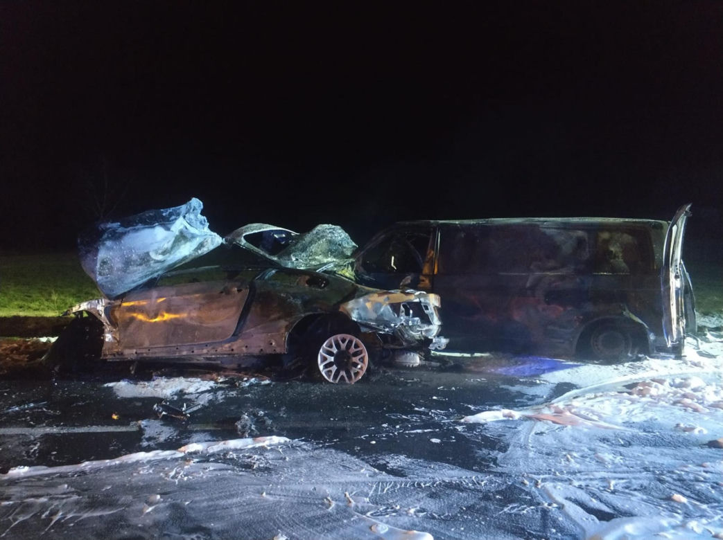 Śmiertelny wypadek pod Łowiczem. Kierowca BMW nie żyje. Dwa pojazdy spłonęły w pożarze 