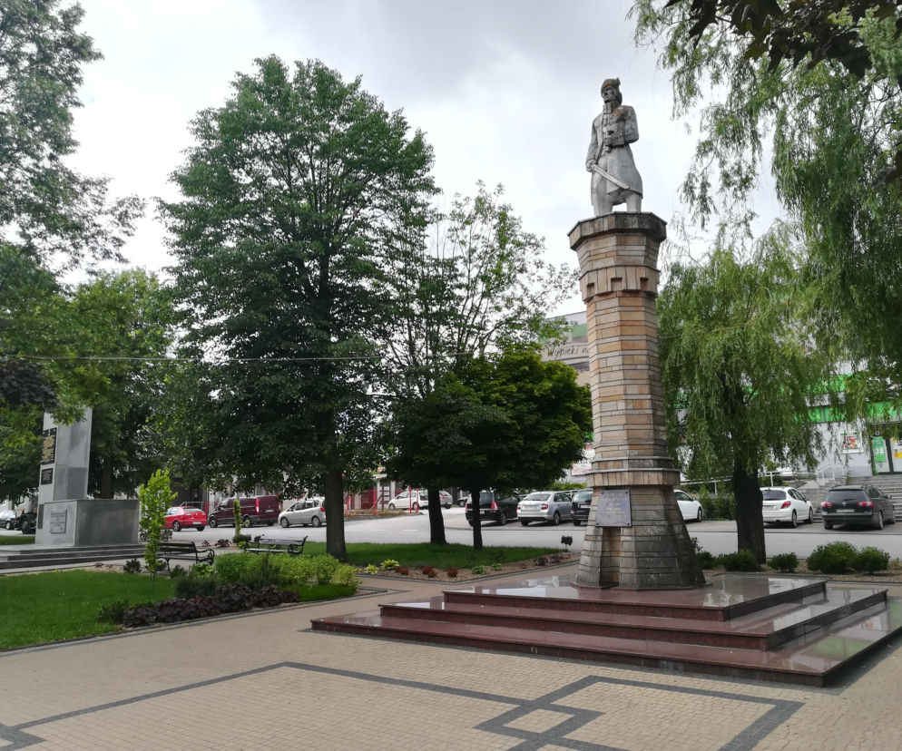 To jedno z najpiękniejszych miast w woj. łódzkim. W średniowieczu miało już swój kościół