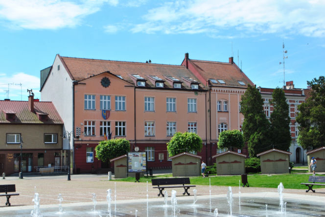 To miasto na Śląsku zachwyca kamienicami na rynku. Znajduje się w nim też najpiękniejszy pałac w województwie