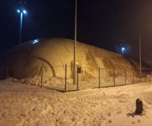 Jest! Zadaszenie nad lodowiskiem w Lesznie znów stoi [ZDJĘCIA]