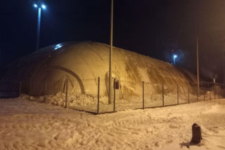 Jest! Zadaszenie nad lodowiskiem w Lesznie znów stoi [ZDJĘCIA]