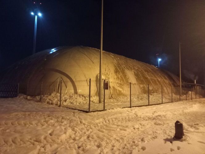 Jest! Zadaszenie nad lodowiskiem w Lesznie znów stoi [ZDJĘCIA]