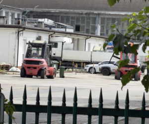 Kierowca ciężarówki zasłabł i wjechał w ścianę budynku na Białołęce