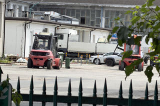 Kierowca ciężarówki zasłabł i wjechał w ścianę budynku na Białołęce