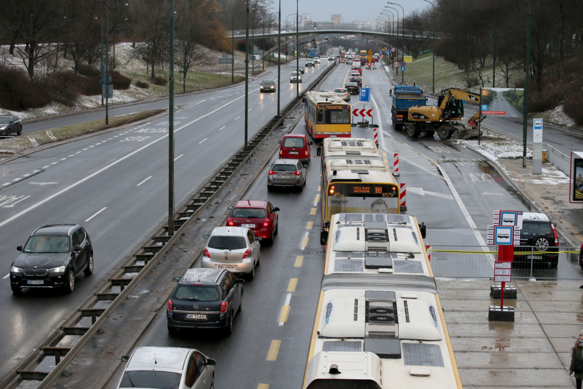 Slalom na Trasie Łazienkowskiej. Trwa remont wiaduktów