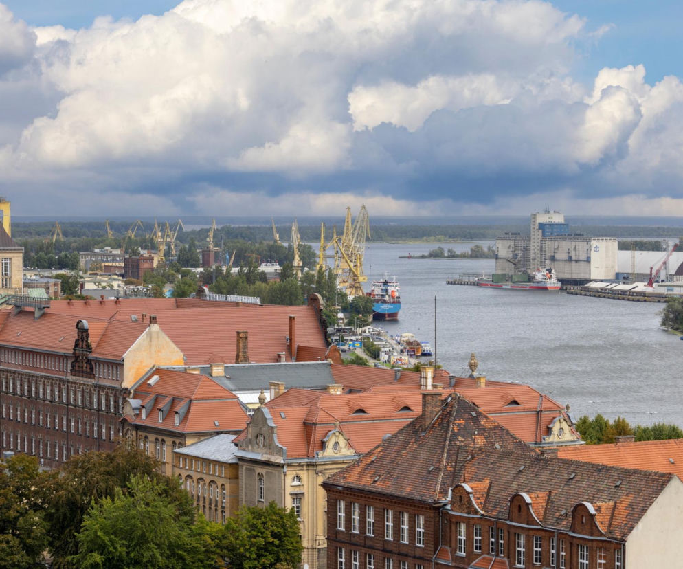 Panorama Szczecina z widokiem na Odrę i portowe żurawie. O zwycięstwie miasta w rankingu przeczytasz na SE Szczecin.