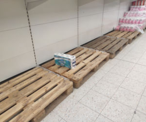 Puste półki w sklepach w Rzeszowie. Szał zakupów [NOWE ZDJĘCIA]